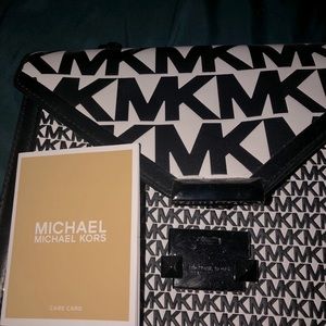 Beautiful Michael Kors cross over bag